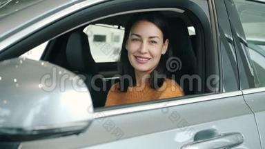 <strong>新</strong>车经销商内的女孩微笑着看着镜头的照片